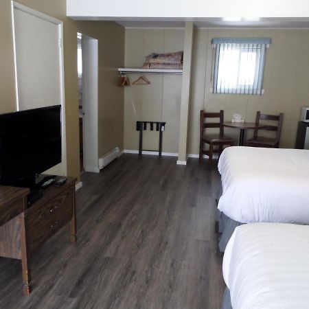 Ray Lyn Motel Trail Екстериор снимка