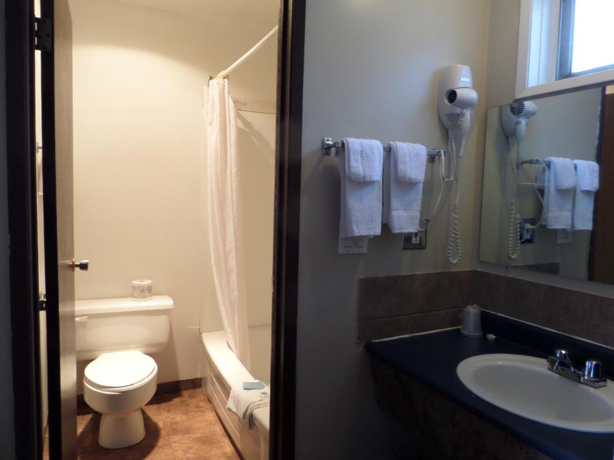 Ray Lyn Motel Trail Екстериор снимка