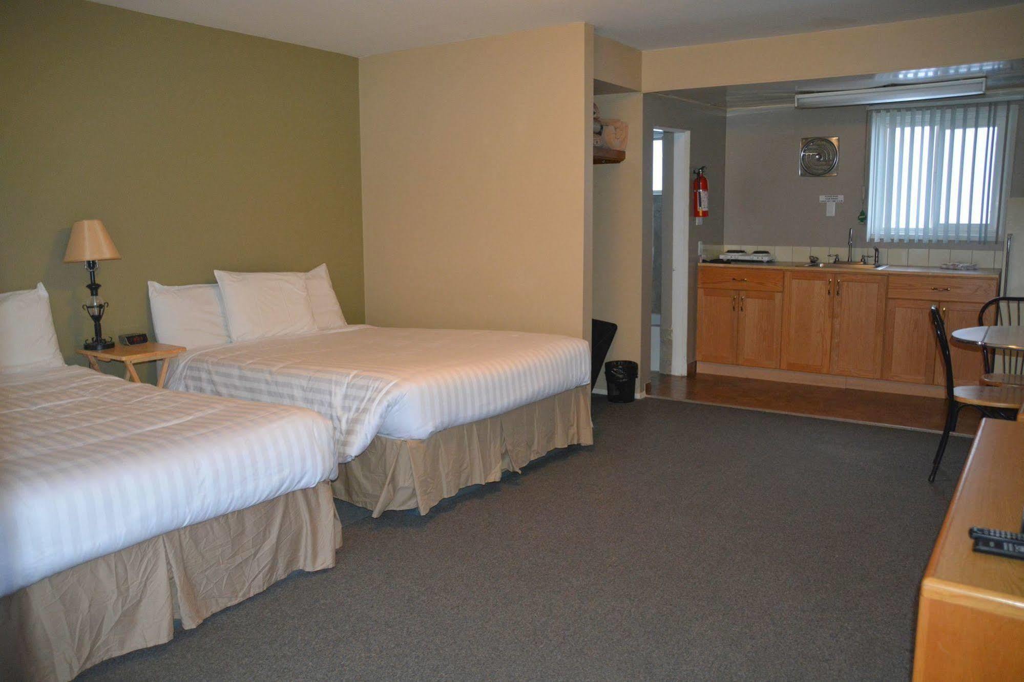 Ray Lyn Motel Trail Екстериор снимка