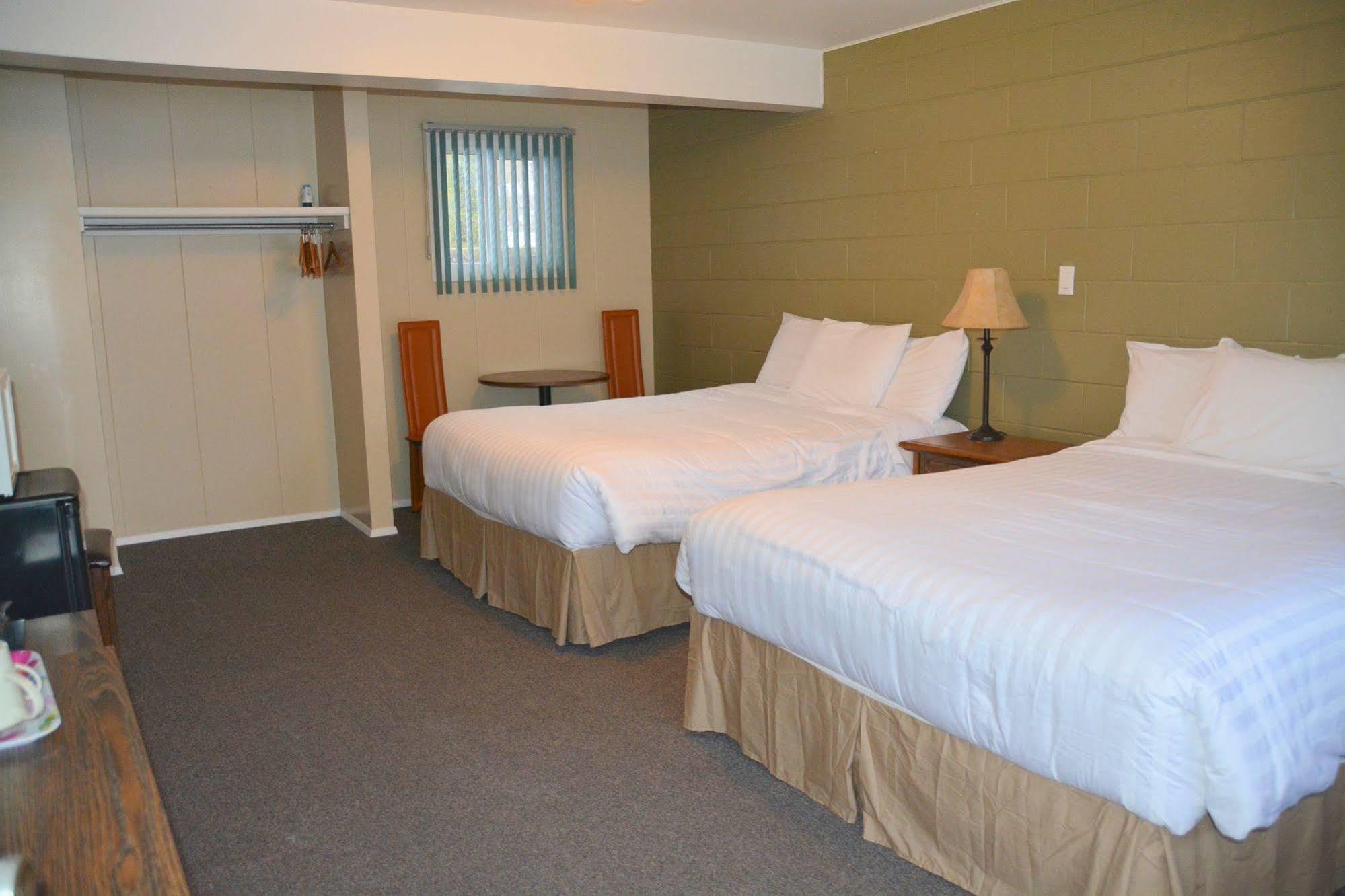 Ray Lyn Motel Trail Екстериор снимка