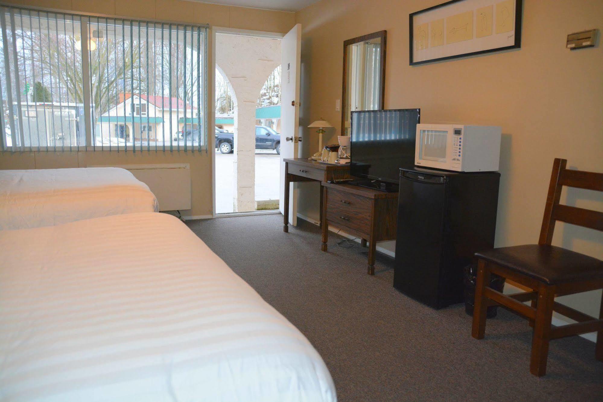 Ray Lyn Motel Trail Екстериор снимка