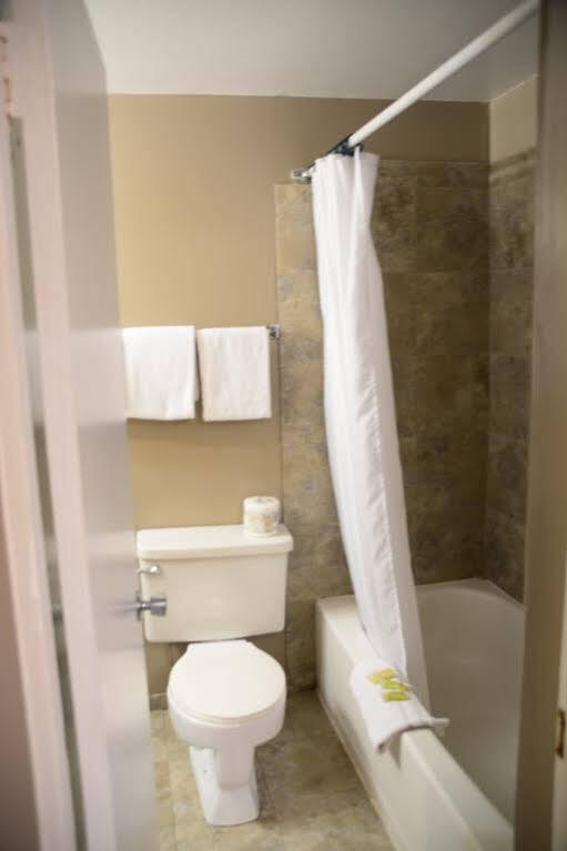 Ray Lyn Motel Trail Екстериор снимка
