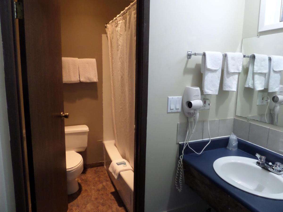 Ray Lyn Motel Trail Екстериор снимка