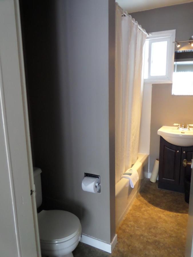 Ray Lyn Motel Trail Екстериор снимка