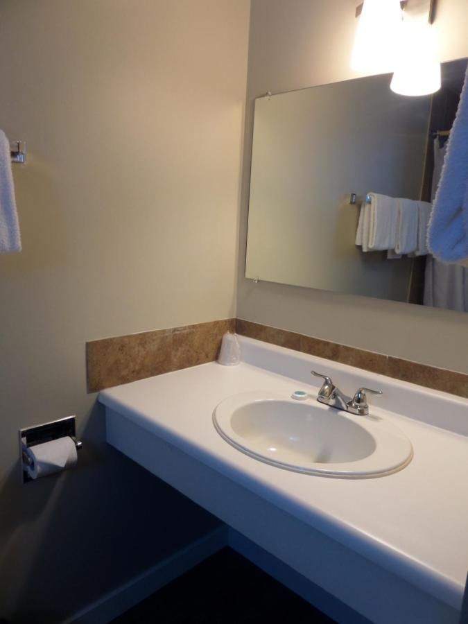 Ray Lyn Motel Trail Екстериор снимка