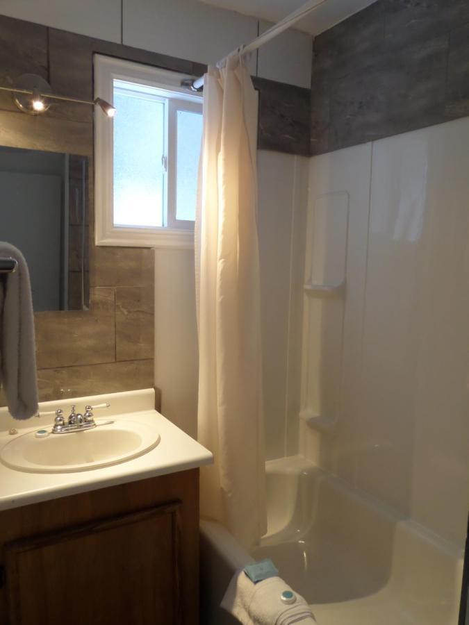 Ray Lyn Motel Trail Екстериор снимка