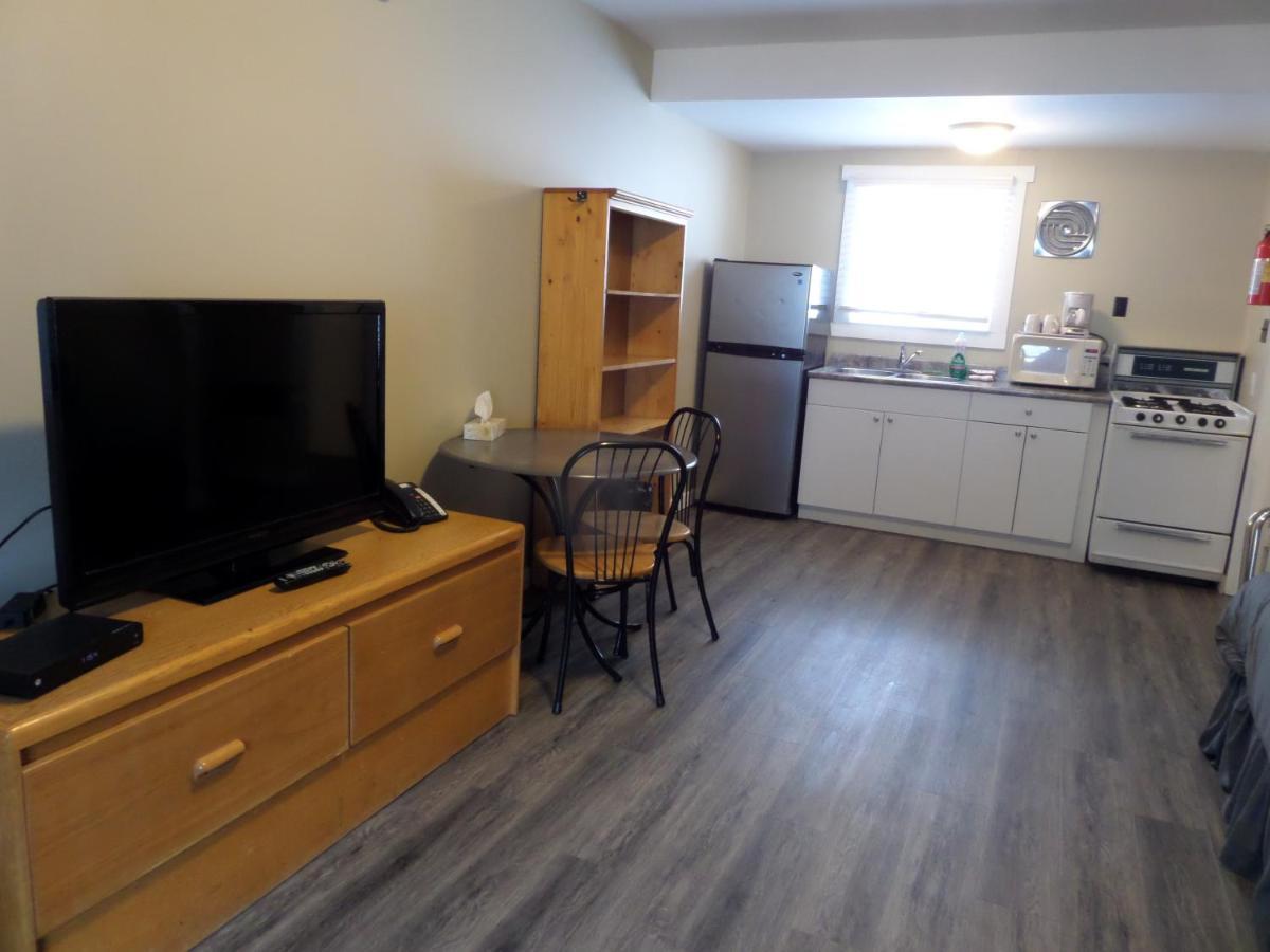 Ray Lyn Motel Trail Екстериор снимка