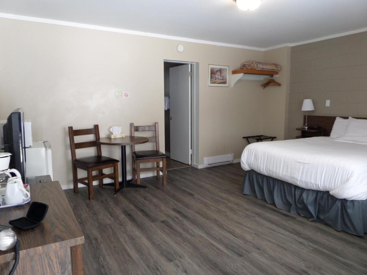 Ray Lyn Motel Trail Екстериор снимка